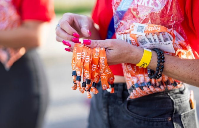 Bitten Sie beim Einlass nächstes Mal darum, das Band möglichst locker zu fixieren.<span class='image-autor'>Foto: Mauro Rodrigues / shutterstock.com</span>