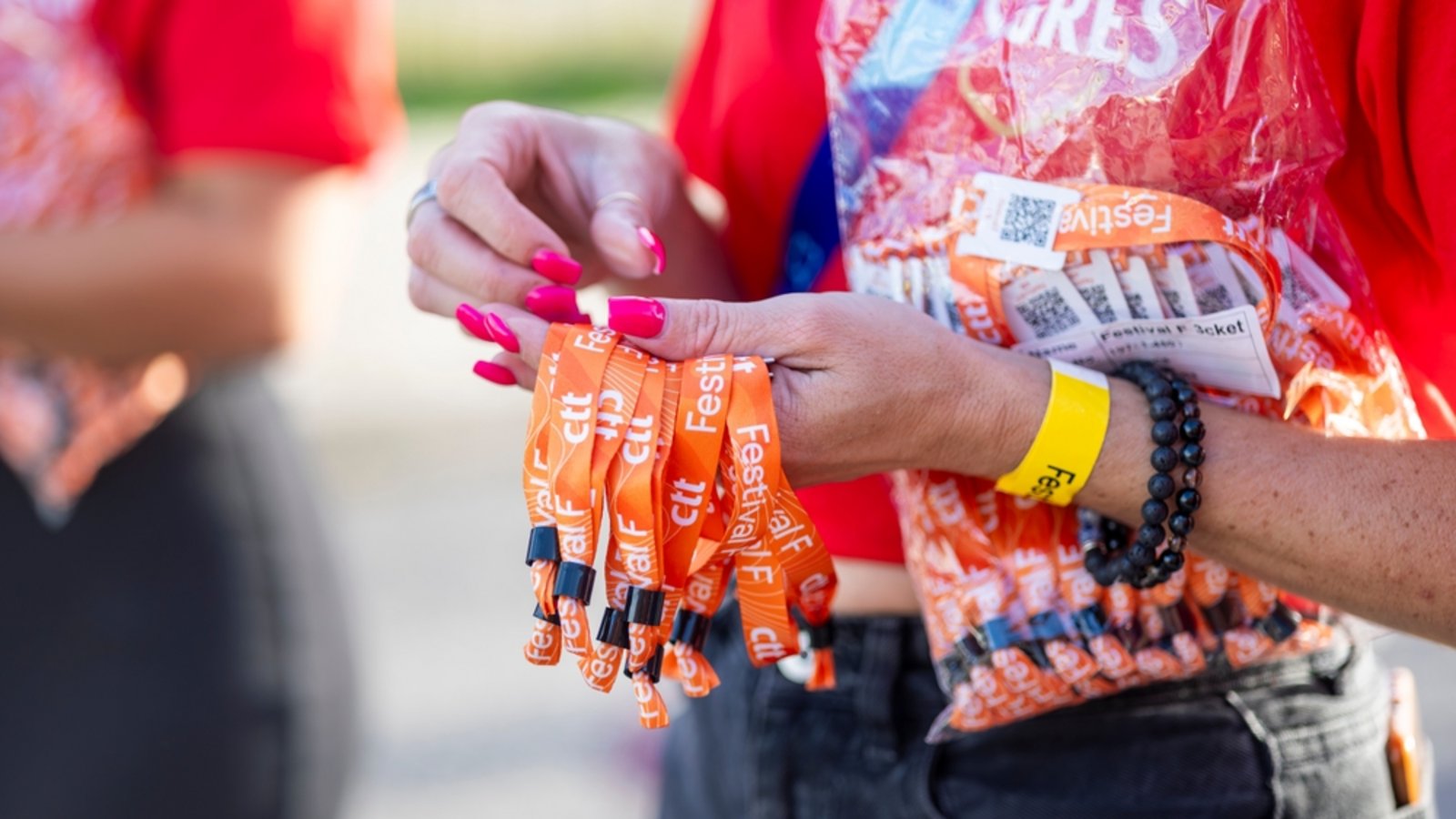 Bitten Sie beim Einlass nächstes Mal darum, das Band möglichst locker zu fixieren.Foto: Mauro Rodrigues / shutterstock.com