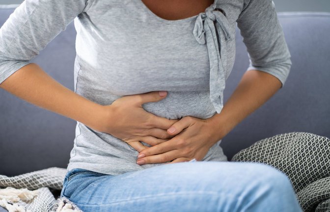 Eine akute Gastritis macht sich durch Schmerzen in der Magengegend bemerkbar. Der Oberbauch reagiert empfindlich auf Druck.<span class='image-autor'>Foto: imago//AndreyPopov</span>