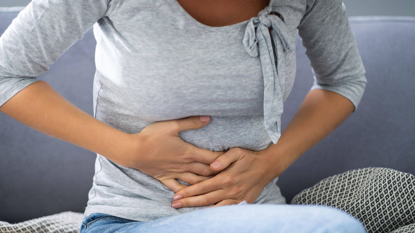 Eine akute Gastritis macht sich durch Schmerzen in der Magengegend bemerkbar. Der Oberbauch reagiert empfindlich auf Druck.Foto: imago//AndreyPopov Eine akute Gastritis macht sich durch Schmerzen in der Magengegend bemerkbar. Der Oberbauch reagiert empfindlich auf Druck.Foto: imago//AndreyPopov