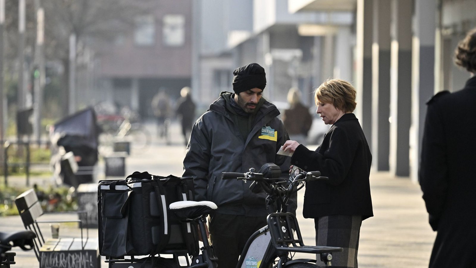 Währenddessen kann Susanne Bonard (Corinna Harfouch, re) den Fahrradkurier Nil Kumara (Ajay Paul, li), der den Toten kannte, dazu bringen, mit ihr zu sprechen.Foto: rbb/Schiwago/Hardy Spitz Währenddessen kann Susanne Bonard (Corinna Harfouch, re) den Fahrradkurier Nil Kumara (Ajay Paul, li), der den Toten kannte, dazu bringen, mit ihr zu sprechen.Foto: rbb/Schiwago/Hardy Spitz