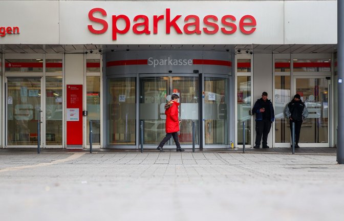 Erste Sparkassenkunden in Gelsenkirchen bekommen Dokumente aus ihren aufgebrochenen Schließfächern zurück. (Archivbild)<span class='image-autor'>Foto: Christoph Reichwein/dpa</span>