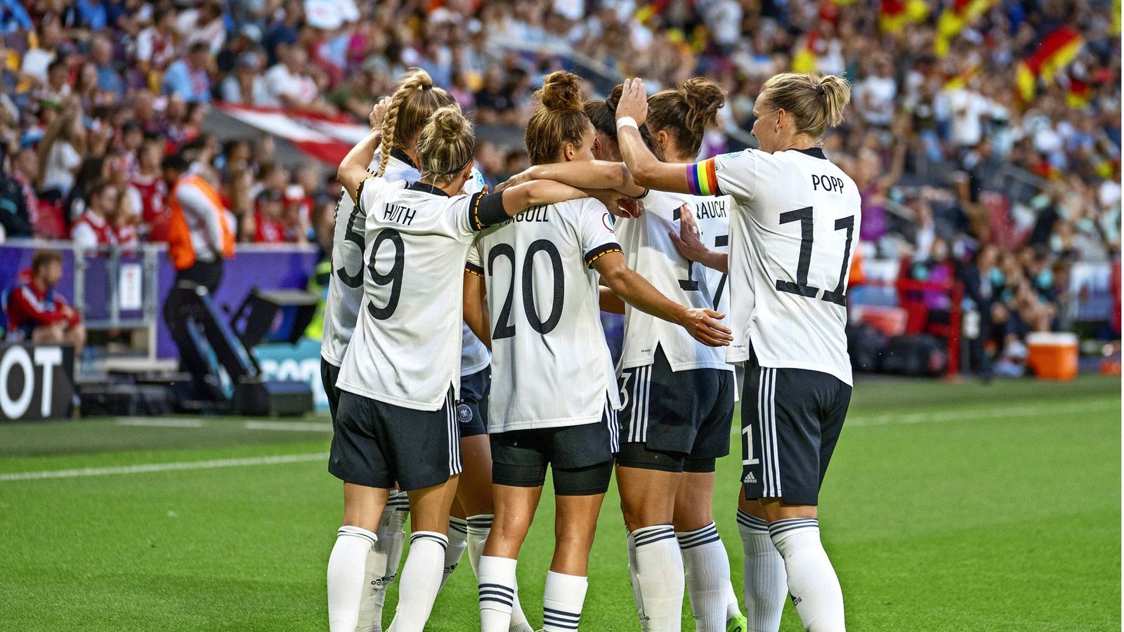 Gemeinsam stark: die DFB-Frauen treffen im Halbfinale der EM entweder auf Frankreich oder auf die Niederlande.Foto: IMAGO/Michaela Merk/IMAGO/MERK