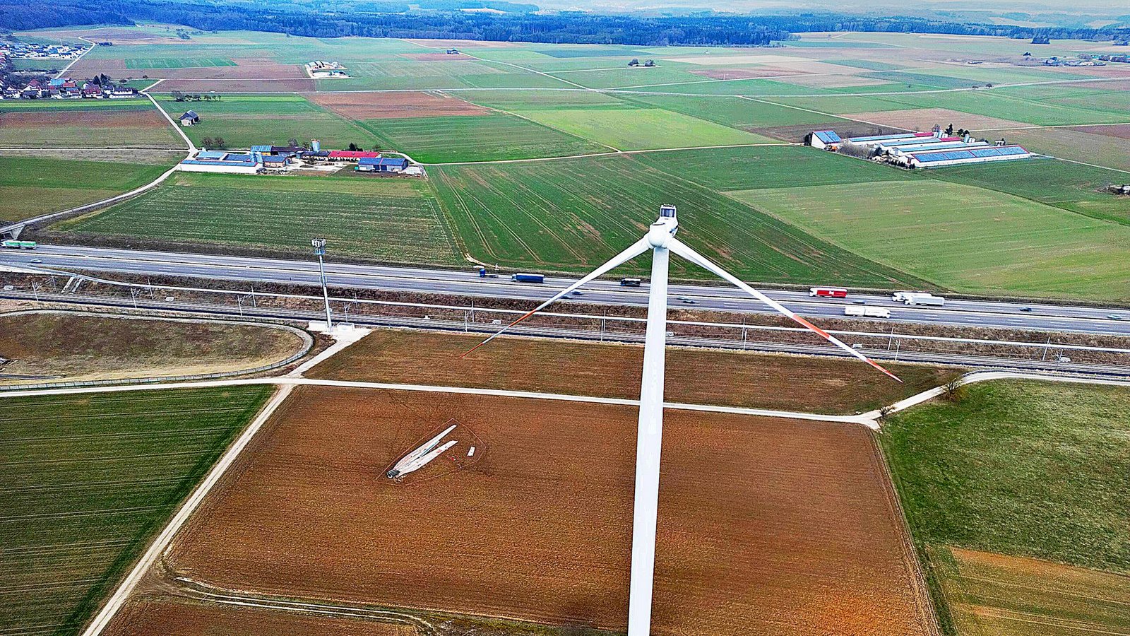 Einer der drei Flügel ist Ende Februar in Dornstadt (Alb-Donau-Kreis) abgebrochen, die Autobahn ist dort recht nah.Foto: Archiv 7aktuell.de/Kevin Lermer Einer der drei Flügel ist Ende Februar in Dornstadt (Alb-Donau-Kreis) abgebrochen, die Autobahn ist dort recht nah.Foto: Archiv 7aktuell.de/Kevin Lermer