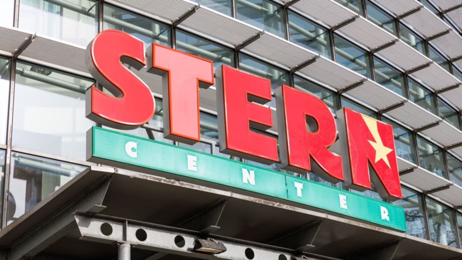 Das Parken im Sindelfinger Stern-Center löst bei Autofahrer Stirnrunzeln aus.Stefanie Schlecht Das Parken im Sindelfinger Stern-Center löst bei Autofahrer Stirnrunzeln aus.Stefanie Schlecht