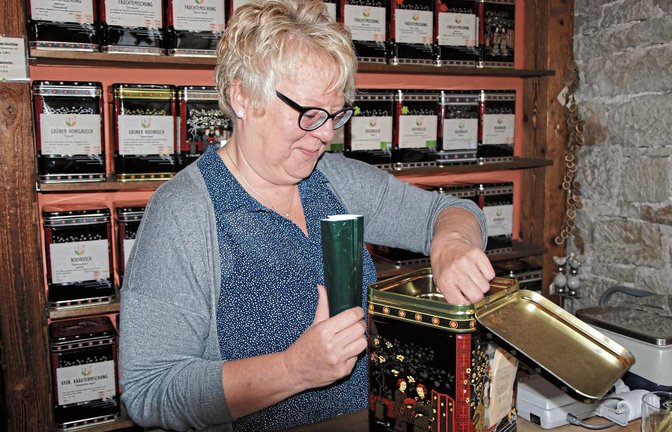 Sabine Cinznen in ihrem Teeladen in Illingen. Das Regal lässt Liebhaberherzen höher schlagen. Foto: Schweikert