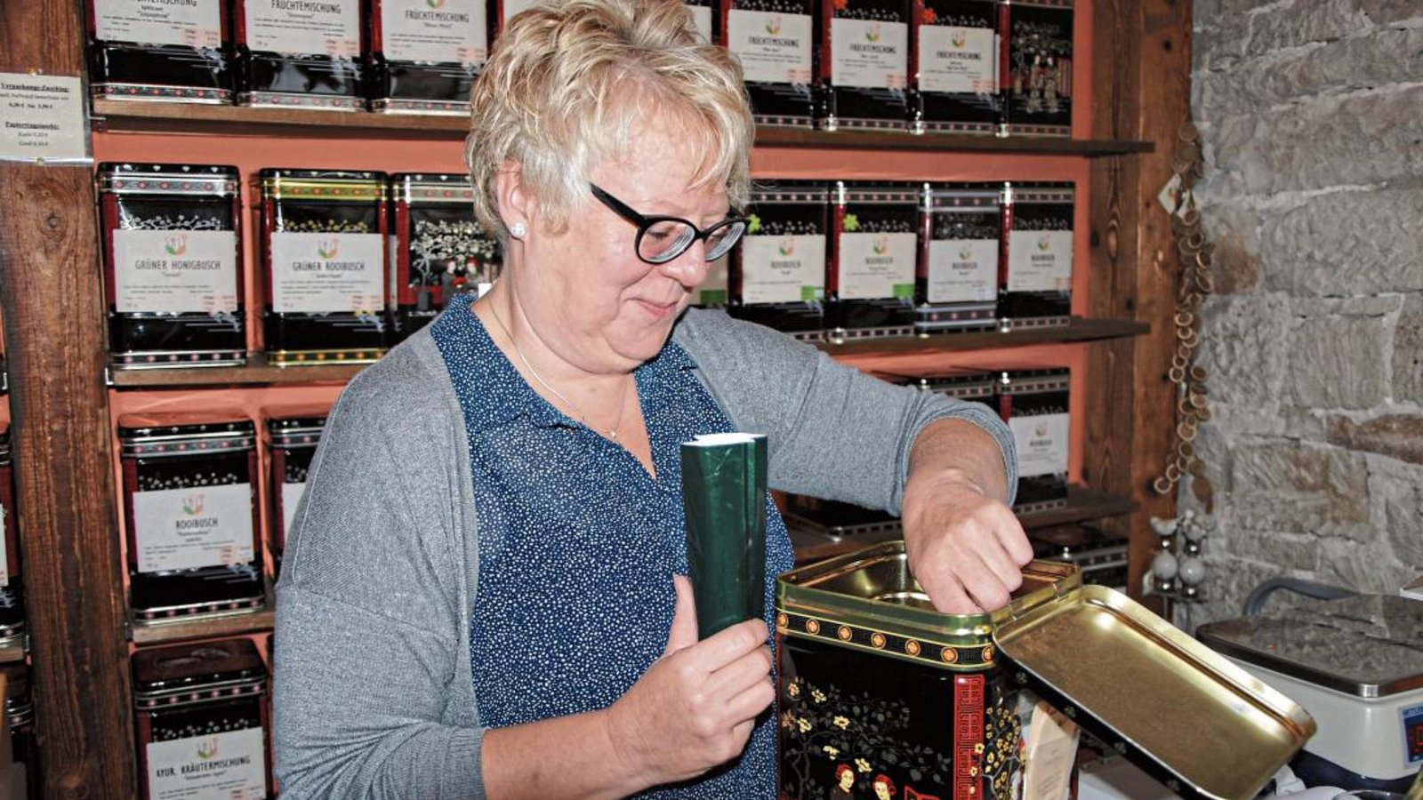 Sabine Cinznen in ihrem Teeladen in Illingen. Das Regal lässt Liebhaberherzen höher schlagen. Foto: Schweikert Sabine Cinznen in ihrem Teeladen in Illingen. Das Regal lässt Liebhaberherzen höher schlagen. Foto: Schweikert