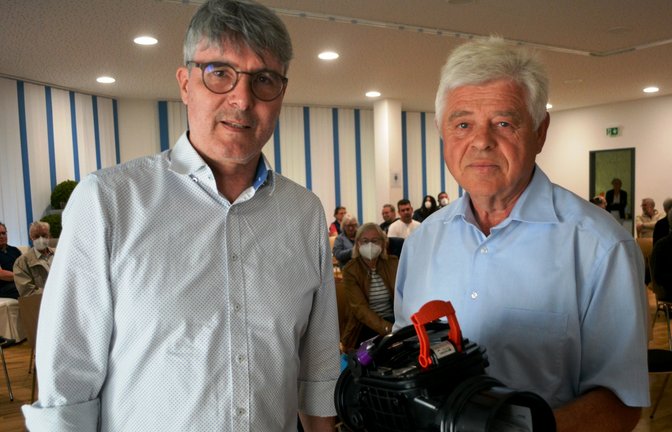 Wolfgang Sawall (rechts) erläutert Bürgermeister Armin Pioch (links) das Prinzip der mitgebrachten Rückschlagklappe.