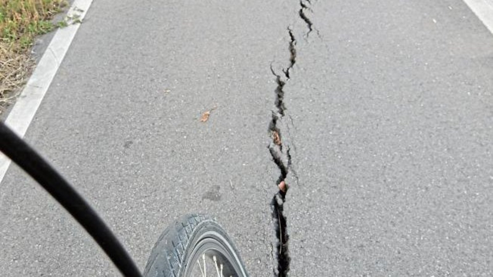 Radweg mit Tücken. Entlang der Kreisstraße Vaihingen - Kleinglattbach tun sich wieder Spalten auf. Die Piste wurde erst vor wenigen Jahren angelegt und zwischendurch auch mal geflickt. Gute Arbeit sieht anders aus. Foto: Arning Radweg mit Tücken. Entlang der Kreisstraße Vaihingen - Kleinglattbach tun sich wieder Spalten auf. Die Piste wurde erst vor wenigen Jahren angelegt und zwischendurch auch mal geflickt. Gute Arbeit sieht anders aus. Foto: Arning