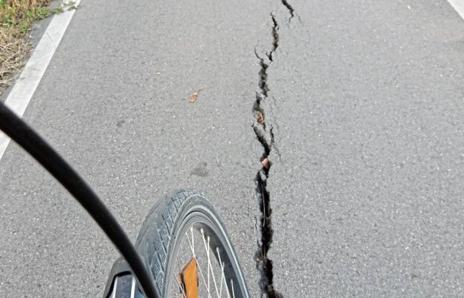 Radweg mit Tücken. Entlang der Kreisstraße Vaihingen - Kleinglattbach tun sich wieder Spalten auf. Die Piste wurde erst vor wenigen Jahren angelegt und zwischendurch auch mal geflickt. Gute Arbeit sieht anders aus.  Foto: Arning