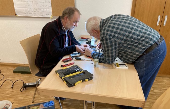 Wenn’s knifflig wird, wird beim Repair Café in Sersheim auch mal zu zweit am Gerät gearbeitet. Am Samstag (28. März) ist es von 14 bis 17 Uhr im Gemeindesaal der katholischen Kirche wieder so weit: Defekte Geräte und mehr, alles was nicht mehr funktioniert, aber vielleicht repariert werden könnte, kann zum Team vom Repair Café gebracht werden. Einen Versuch ist es in jedem Fall wert und im Erfolgsfall spart das Geld, Ressourcen und die Suche nach neuen Geräten. Das Ganze ist für die Besucher des Repair Cafés kostenlos und wer möchte, kann eine Spende in die Spendenbox einwerfen. Am besten melden die Interessenten ihren Reparaturbedarf vorher per E-Mail: repaircafe-sersheim@wehol.de oder telefonisch 0 70 42 / 8 12 93 73 an. Auch spontaner Besuch ist möglich.  p