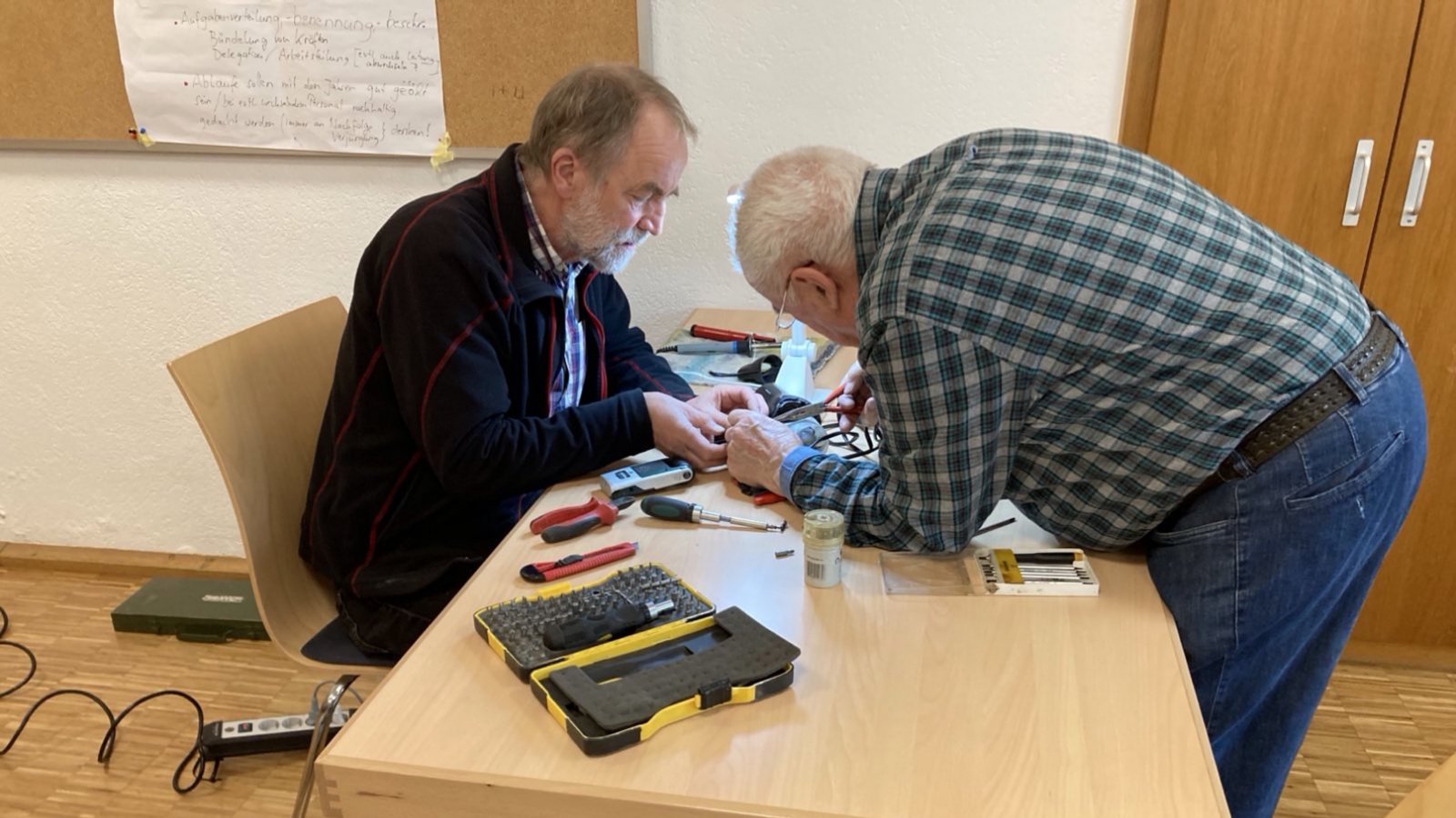 Wenn’s knifflig wird, wird beim Repair Café in Sersheim auch mal zu zweit am Gerät gearbeitet. Am Samstag (28. März) ist es von 14 bis 17 Uhr im Gemeindesaal der katholischen Kirche wieder so weit: Defekte Geräte und mehr, alles was nicht mehr funktioniert, aber vielleicht repariert werden könnte, kann zum Team vom Repair Café gebracht werden. Einen Versuch ist es in jedem Fall wert und im Erfolgsfall spart das Geld, Ressourcen und die Suche nach neuen Geräten. Das Ganze ist für die Besucher des Repair Cafés kostenlos und wer möchte, kann eine Spende in die Spendenbox einwerfen. Am besten melden die Interessenten ihren Reparaturbedarf vorher per E-Mail: repaircafe-sersheim@wehol.de oder telefonisch 0 70 42 / 8 12 93 73 an. Auch spontaner Besuch ist möglich.  p