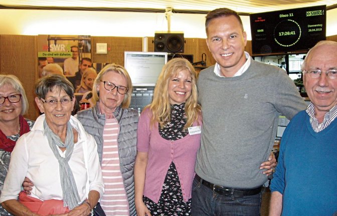 Einige VHS-Teilnehmer mit Moderator Michael Saunders (Zweiter von rechts). Foto: Friedrich