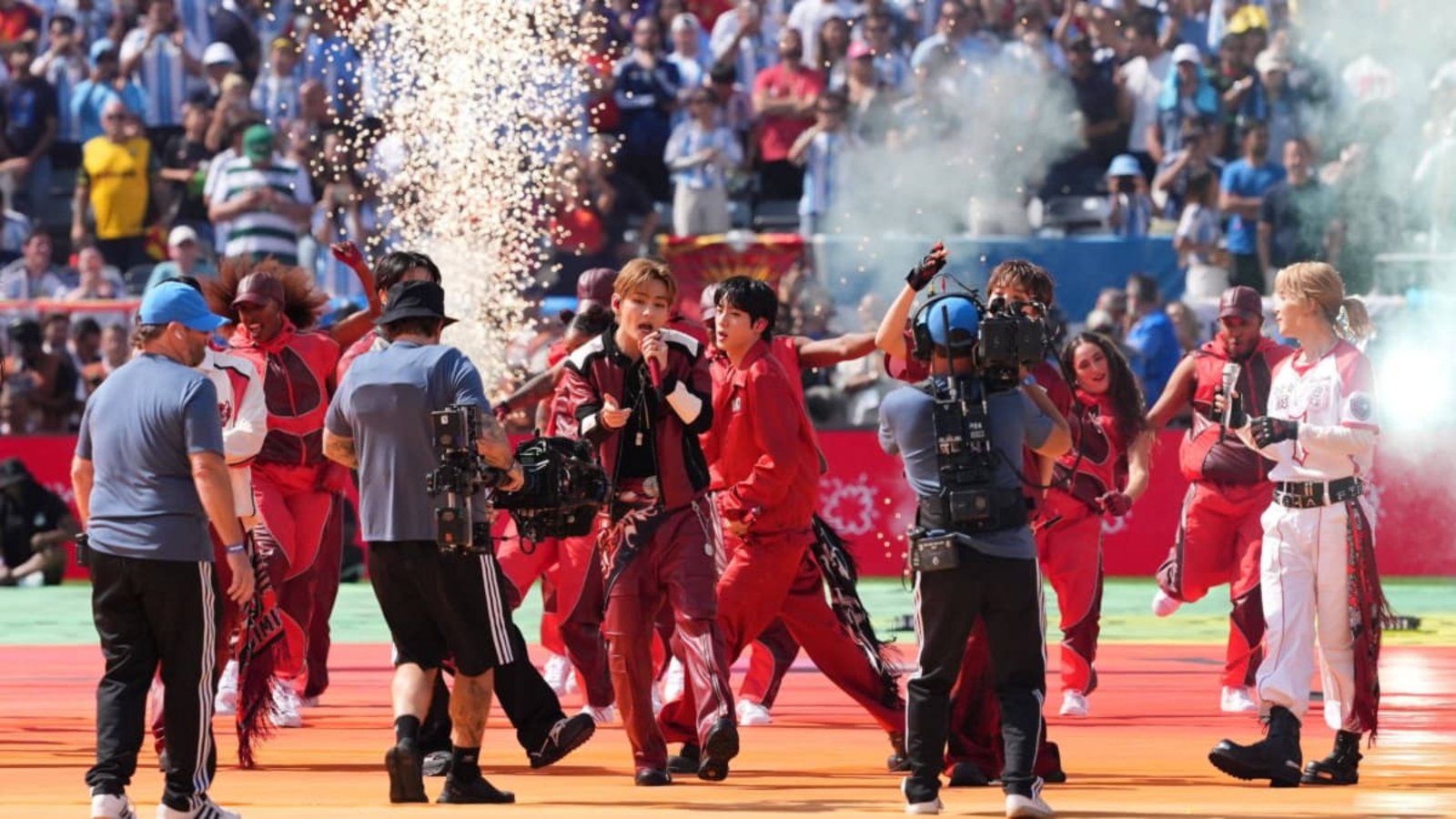Die koreanische Band BTS war Teil der Halbzeitshow beim WM-Finale.IMAGO/Ismael Adnan/Shutterstock