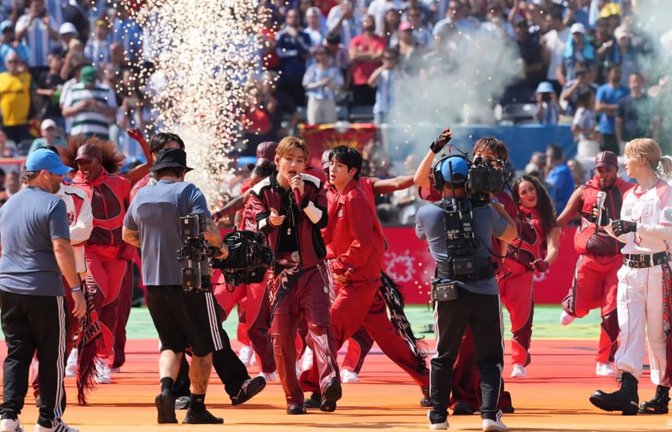 Die koreanische Band BTS war Teil der Halbzeitshow beim WM-Finale.<span class='image-autor'>IMAGO/Ismael Adnan/Shutterstock</span>