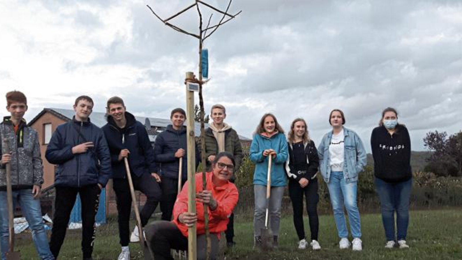 Die Konfirmanden und Ideengeberin Jutta Heugel-Appu bei der Pfanzaktion.  Foto: p