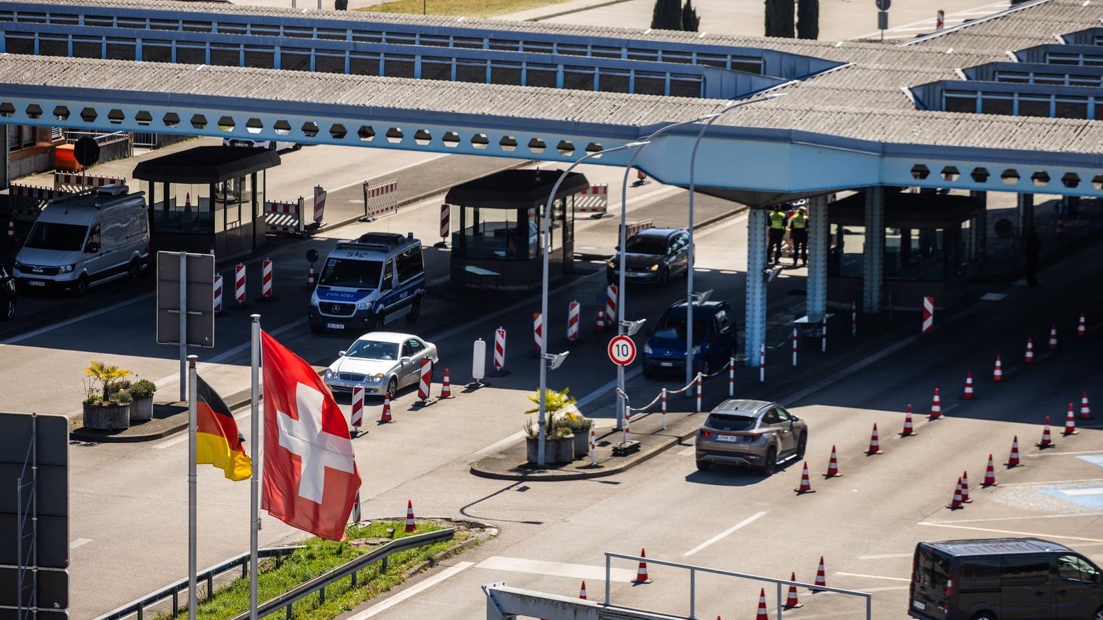 Am Grenzübergang bei Weil am Rhein entdeckten die Zöllner die Drogen im Reserverad. (Symbolbild)Philipp von Ditfurth/dpa Am Grenzübergang bei Weil am Rhein entdeckten die Zöllner die Drogen im Reserverad. (Symbolbild)Philipp von Ditfurth/dpa