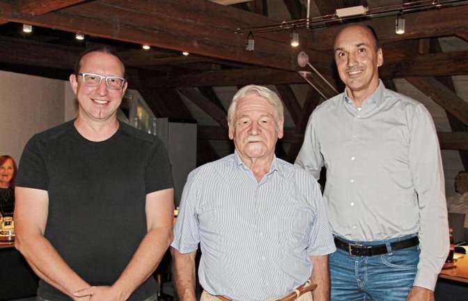 Frieder Weigand, Otto Elser und Markus Hettler (von links) wurden aus dem Eberdinger Gemeinderat verabschiedet.  Fotos: Banholzer