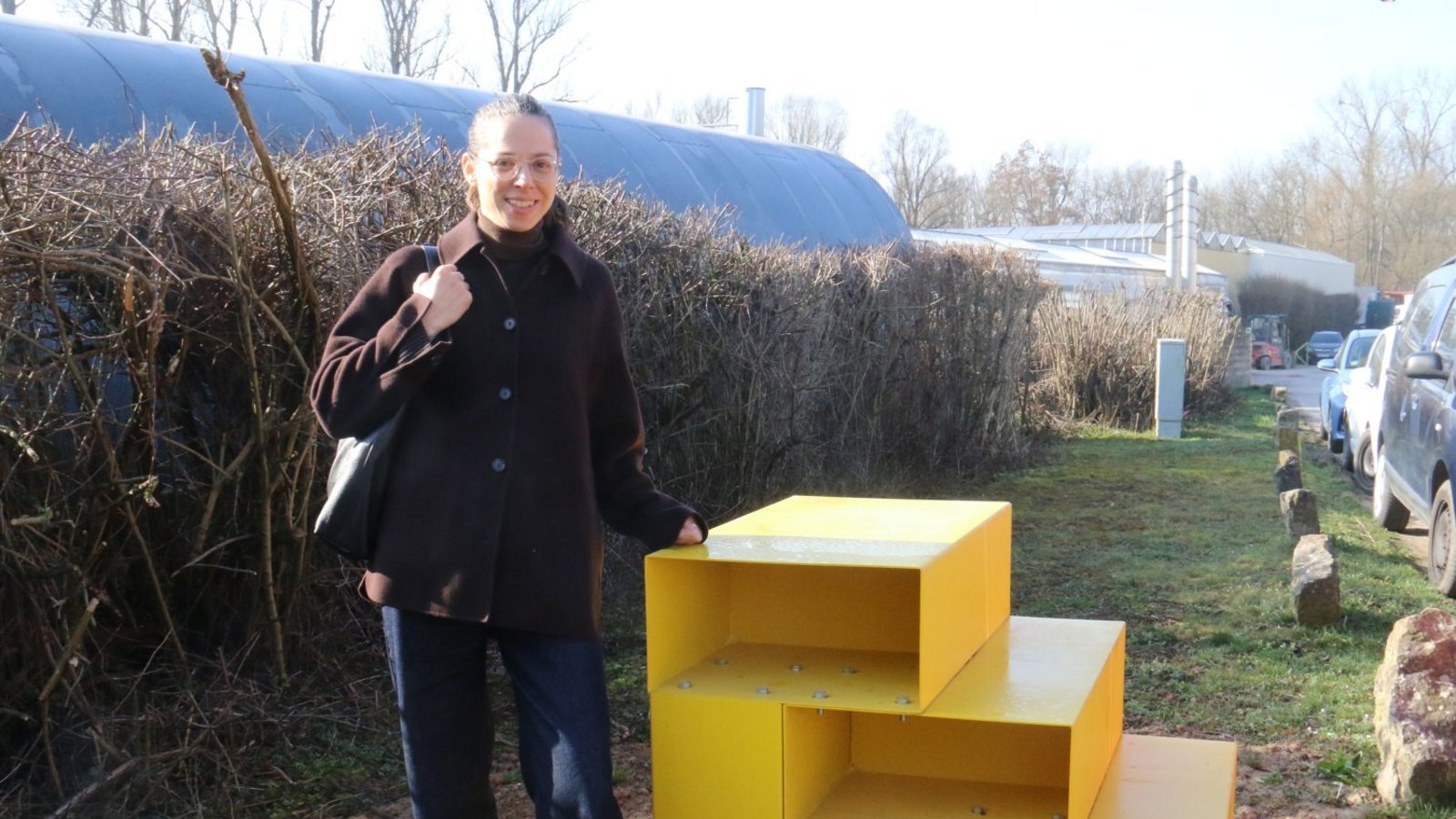 Die IBA-Projektleiterin Tina Muhr am gelben IBA-Projektmarker – dieser steht zwar schon beim Betriebsgelände Natterer, soll später aber an den Neubau gerückt werden. Die IBA-Projektleiterin Tina Muhr am gelben IBA-Projektmarker – dieser steht zwar schon beim Betriebsgelände Natterer, soll später aber an den Neubau gerückt werden.