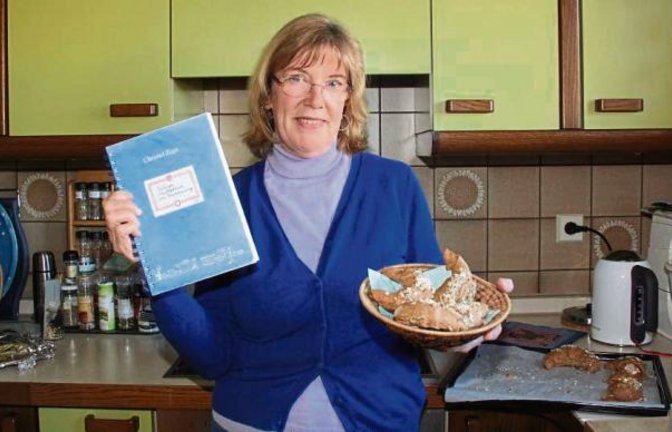 Ein Exemplar – und eine Kostprobe: Zorns neues Buch lädt zum Backen ein.  Rostek