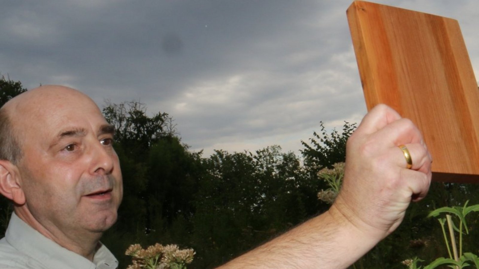 Christian Feldmann zeigt ein Brettchen aus dem schönen Baumhasel-Holz.