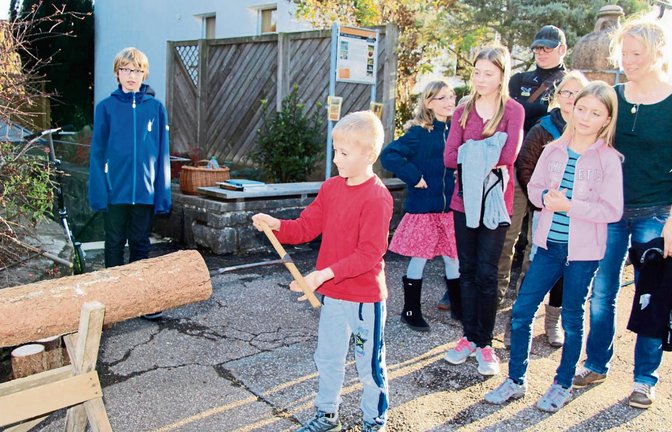 Der siebenjährige Niklas Maulhardt versucht sich mit dem Handbohrer in der Herstellung einer hölzernen Wasserleitung.  Foto: Gergen