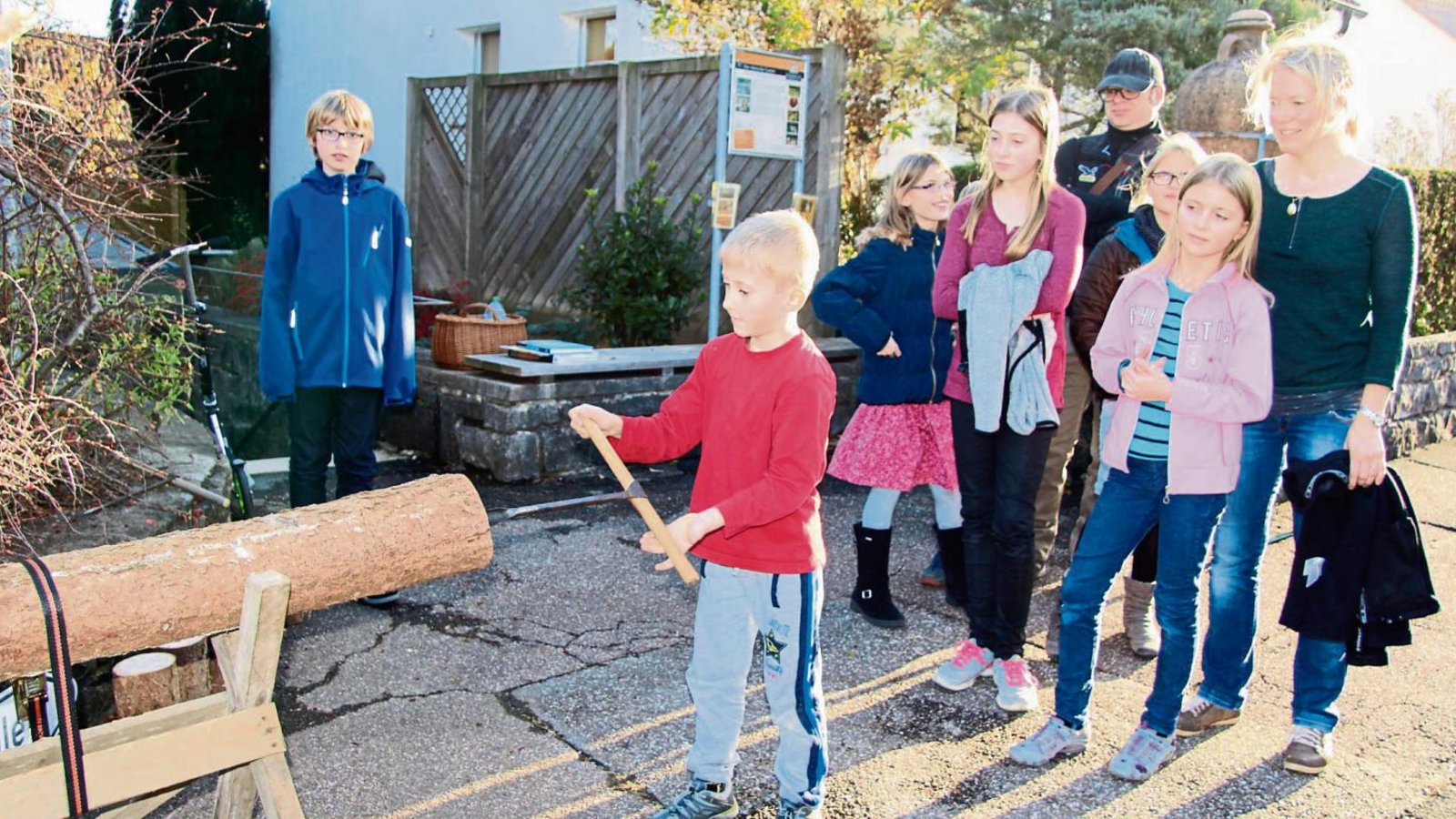 Der siebenjährige Niklas Maulhardt versucht sich mit dem Handbohrer in der Herstellung einer hölzernen Wasserleitung.  Foto: Gergen
