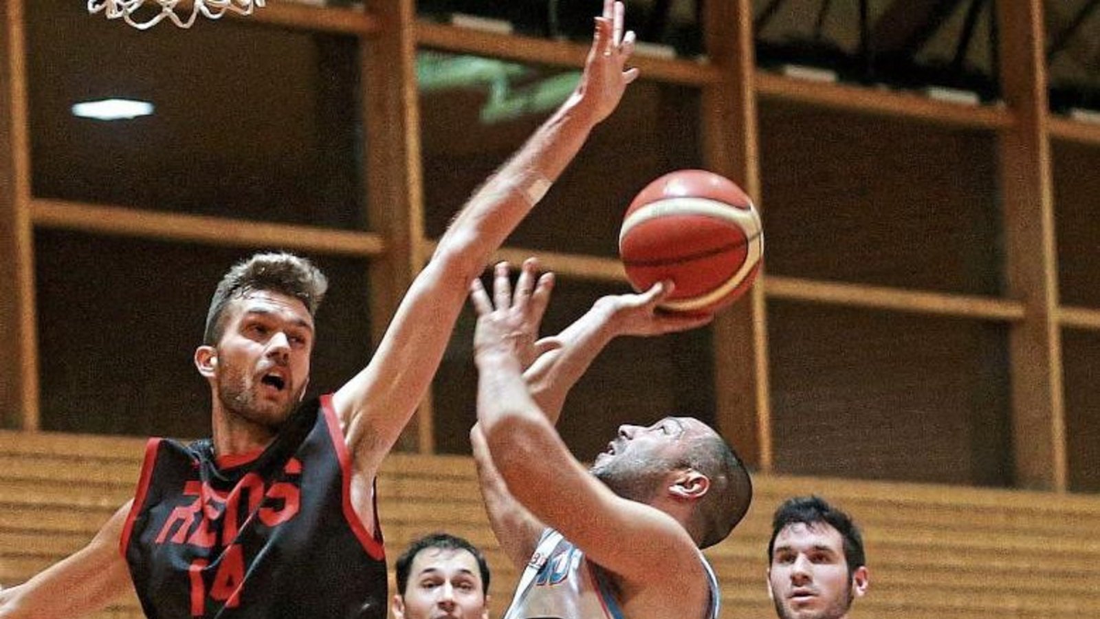 Spielertrainer Themis Koupidis (am Ball) hätte mit der BSG Vaihingen/Sachsenheim gerne die Saison fertig gespielt. Durch den Abbruch ist aber immerhin der Klassenerhalt sicher. Foto: Küppers Spielertrainer Themis Koupidis (am Ball) hätte mit der BSG Vaihingen/Sachsenheim gerne die Saison fertig gespielt. Durch den Abbruch ist aber immerhin der Klassenerhalt sicher. Foto: Küppers