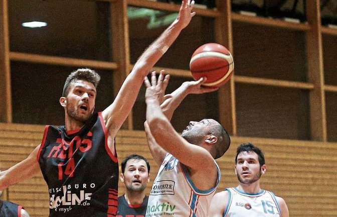 Spielertrainer Themis Koupidis (am Ball) hätte mit der BSG Vaihingen/Sachsenheim gerne die Saison fertig gespielt. Durch den Abbruch ist aber immerhin der Klassenerhalt sicher.  Foto: Küppers