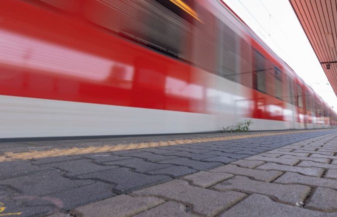 Die Bundespolizei hat die Ermittlungen aufgenommen und bittet Zeugen um Mithilfe. (Symbolbild)<span class='image-autor'>Tim Würz/dpa</span>