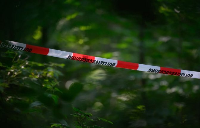 Absperrband der Polizei ist in einem Wald gespannt. (Symbolbild)<span class='image-autor'>Robert Michael/dpa</span>
