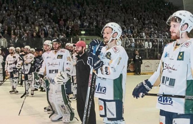 Bitteres Warten auf die Ehrungszeremonie für den DEL-2-Meister Foto: Simecek