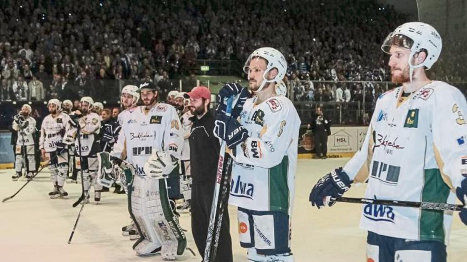Bitteres Warten auf die Ehrungszeremonie für den DEL-2-Meister Foto: Simecek Bitteres Warten auf die Ehrungszeremonie für den DEL-2-Meister Foto: Simecek