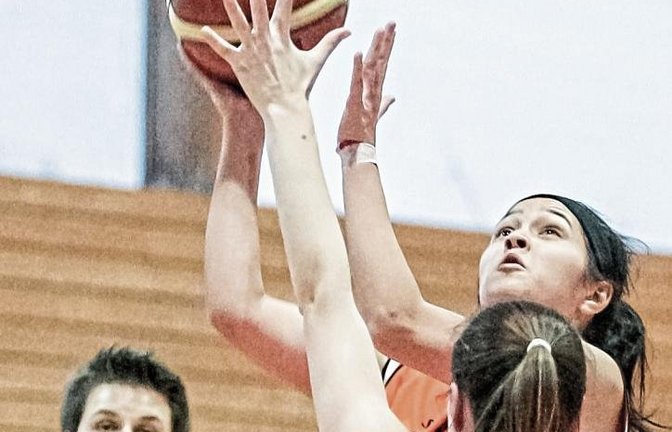 Jennifer Schuster (Mitte) gehört zum Kader des bei der BSG Vaihingen/Sachsenheim wieder gegründeten Frauenteams. Am Sonntag beginnt die Runde mit dem Gastspiel in Crailsheim. Foto: Simecek