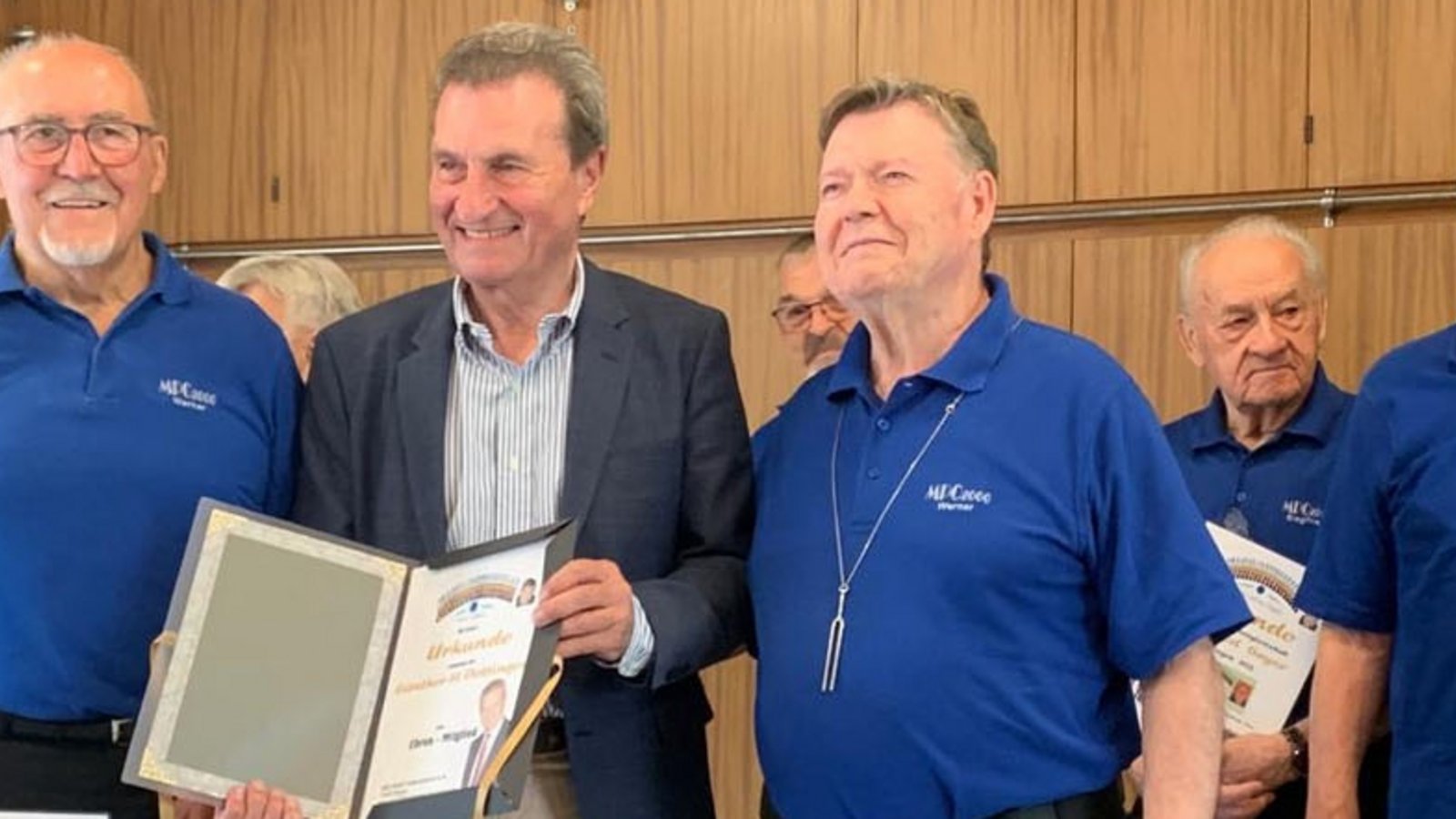 Günther Oettinger (mit Urkunde) ist das dritte Ehrenmitglied des MPC 2000. Foto: p Günther Oettinger (mit Urkunde) ist das dritte Ehrenmitglied des MPC 2000. Foto: p