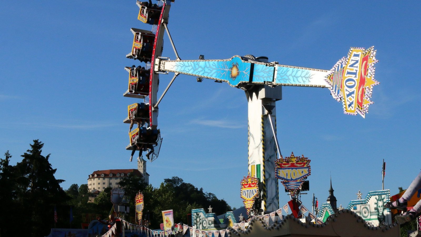 Wer sich in diesem Jahr auf dem Maientagsrummel amüsieren will, sollte nicht mal ein Taschenmesser dabei haben. Die Polizei darf verdachtsunabhängig Personen durchsuchen. Archivfoto: Bögel Wer sich in diesem Jahr auf dem Maientagsrummel amüsieren will, sollte nicht mal ein Taschenmesser dabei haben. Die Polizei darf verdachtsunabhängig Personen durchsuchen. Archivfoto: Bögel