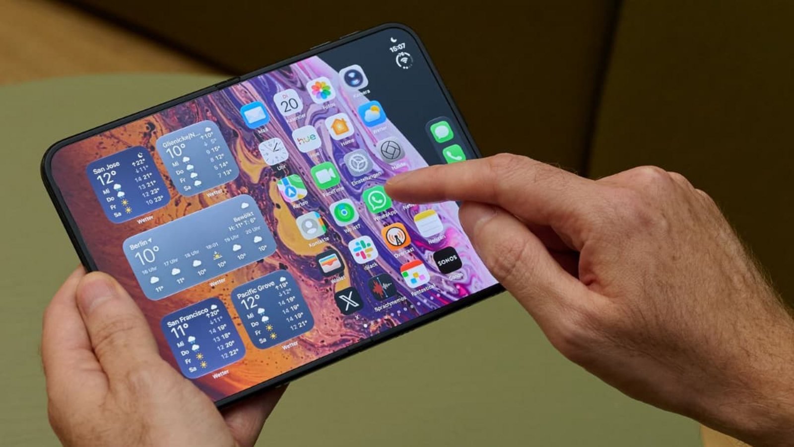 iPhone Duo Probleme: Erste Käufer melden Displayrisse am Scharnier und Software-Mängel. Was zu den Ursachen bekannt ist und wie Apple reagiert.Zacharie Scheurer/dpa-tmn/dpa