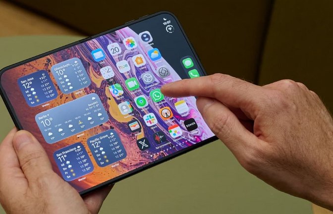 iPhone Duo Probleme: Erste Käufer melden Displayrisse am Scharnier und Software-Mängel. Was zu den Ursachen bekannt ist und wie Apple reagiert.<span class='image-autor'>Zacharie Scheurer/dpa-tmn/dpa</span>