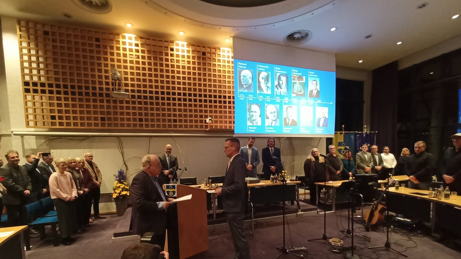 Der erste ehrenamtliche Oberbürgermeisterstellvertreter Günter Bächle (links) verpflichtet im Beisein vieler Zuschauer Mühlackers neues Stadtoberhaupt Stephan Retter.  Foto: Göbel