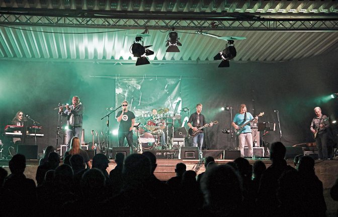 Bei „Rock im Stall“ auf dem Nussdorfer Reitgelände ist gute Stimmung bei jedem Wetter garantiert.  Foto: p
