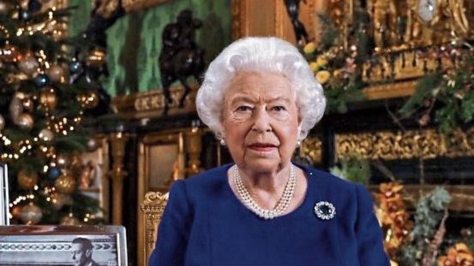 Die britische Monarchin bei der Weihnachtsansprache, die Prunkuhr ist im Hintergrund zu sehen. Die britische Monarchin bei der Weihnachtsansprache, die Prunkuhr ist im Hintergrund zu sehen.
