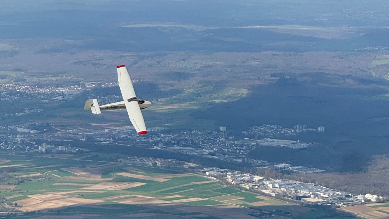 Da das Schulflugzeug ASK 13 noch nicht wieder flugfertig ist, nutzen die Segelflieger für den Saisonauftakt ihre „Rhönlerche“. Das zweisitzige Segelflugzeug stammt aus dem Jahr 1958. Foto: p