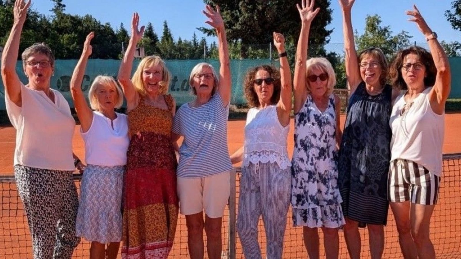 Jubel im Gäu: Die Tennis-Damen 60 des TC Deckenpfronn haben sich die Oberliga-Meisterschaft gesichert.TCD Jubel im Gäu: Die Tennis-Damen 60 des TC Deckenpfronn haben sich die Oberliga-Meisterschaft gesichert.TCD
