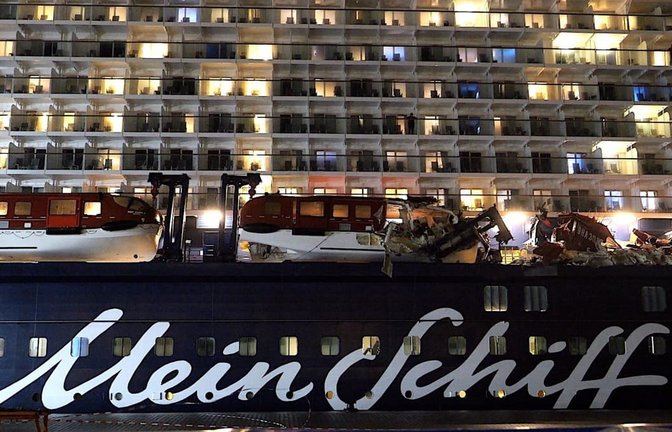 Unter anderem wurden die Rettungsboote der „Mein Schiff 3“ beschädigt.<span class='image-autor'>Jörn Hüneke/dpa</span>