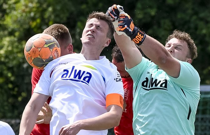 Keine Kompromisse: Niclas Prantl (rechts, mit seinem Kapitän Finn Bender) hält in Hohenhaslach vom Kasten ab, was zu halten ist. <span class='image-autor'>Foto: Leitner</span>