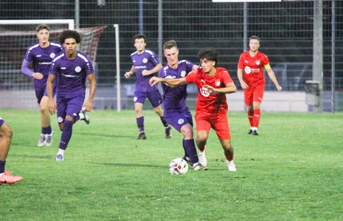 Viele Bernhausener, aber Neuhausens Asdren Gerxhaliu weiß genau, wo die Lücke ist. Links von ihm der frühere FVN-Spieler Nikita Schestakow.<span class='image-autor'>Joern Kehle</span>