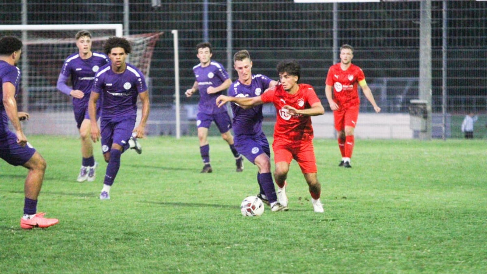 Viele Bernhausener, aber Neuhausens Asdren Gerxhaliu weiß genau, wo die Lücke ist. Links von ihm der frühere FVN-Spieler Nikita Schestakow.Joern Kehle Viele Bernhausener, aber Neuhausens Asdren Gerxhaliu weiß genau, wo die Lücke ist. Links von ihm der frühere FVN-Spieler Nikita Schestakow.Joern Kehle