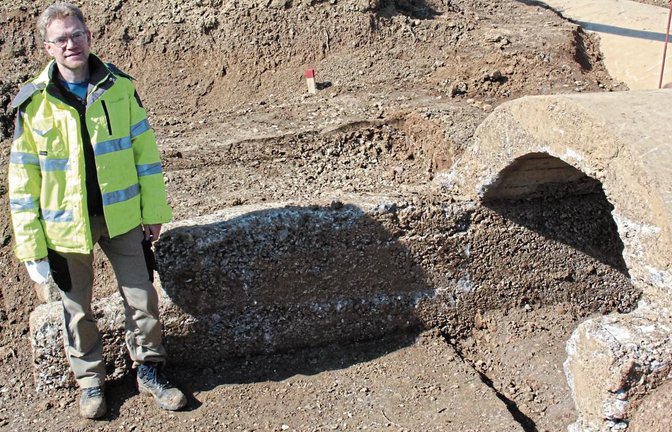 Der Projektleiter der Firma Fodilus, Dr. Ralf Keller, steht vor dem Betondeckungsgraben in Sachsenheim. Menschen, die unter Tuberkulose litten, durften hier nicht rein. Fotos: Stogios