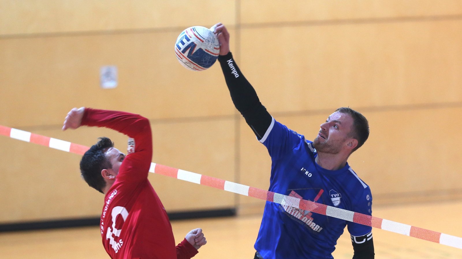 Tobias Knodel (rechts) holt mit dem TV Ochsenbach die ersten Punkte. Archivfoto: Küppers