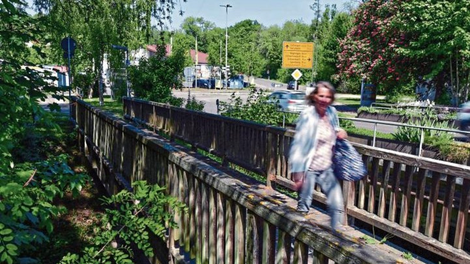 Eine der beiden maroden Holzbrücken über die Metter an der Sersheimer Straße. Foto: Kalb Eine der beiden maroden Holzbrücken über die Metter an der Sersheimer Straße. Foto: Kalb